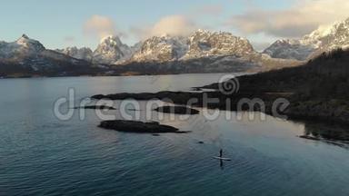 Drone在一条令人难以置信的、美丽的挪威峡湾的皮划艇中被击中